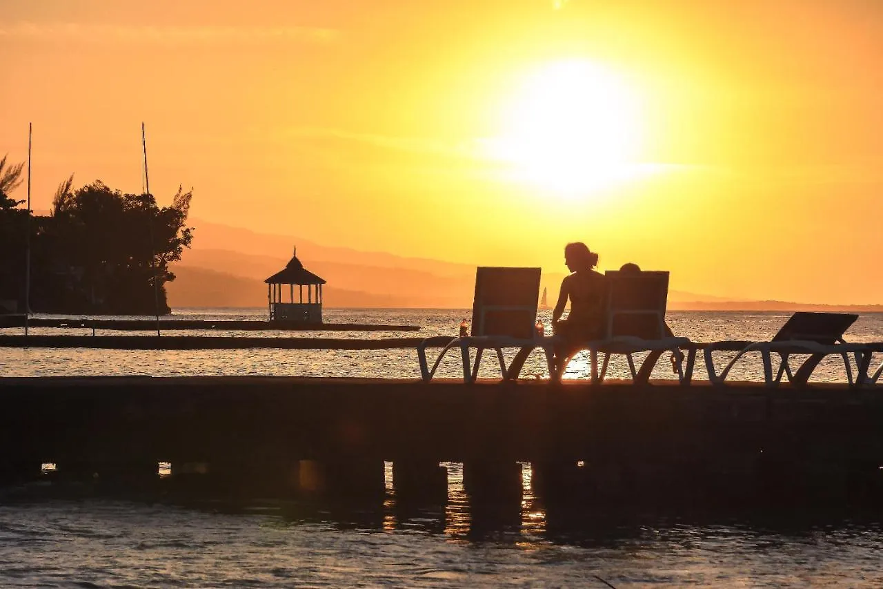 Sand And Tan Beach Hotel Ocho Rios